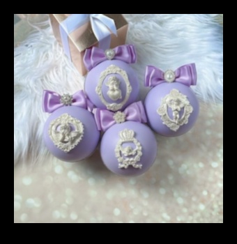 קישוטים מפוארים: מעטרים את הקרסוליים שלך עם קסמי מעוטרים