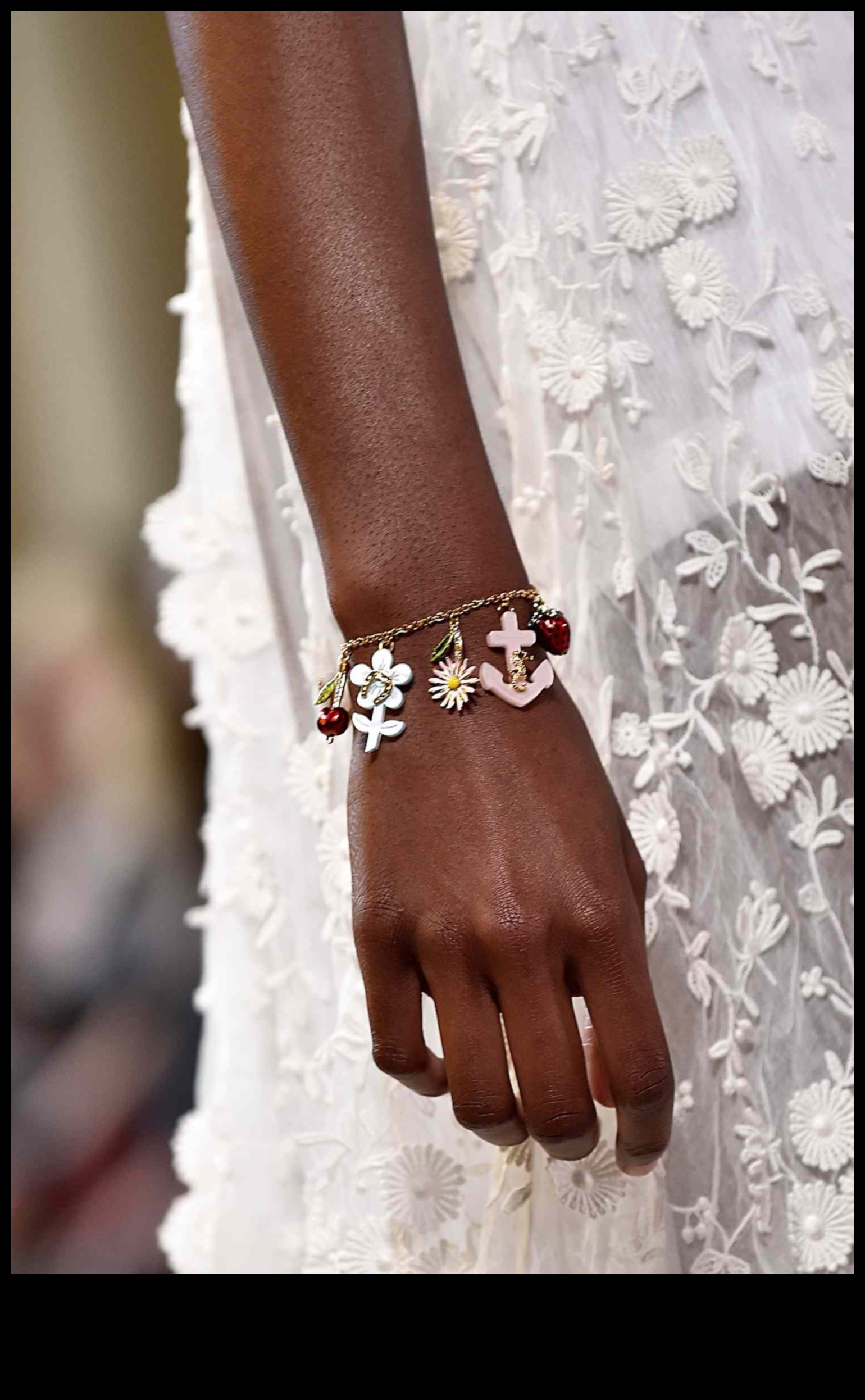 פרקי כף היד קורנים: צמידים לפאשניסטה המודרנית