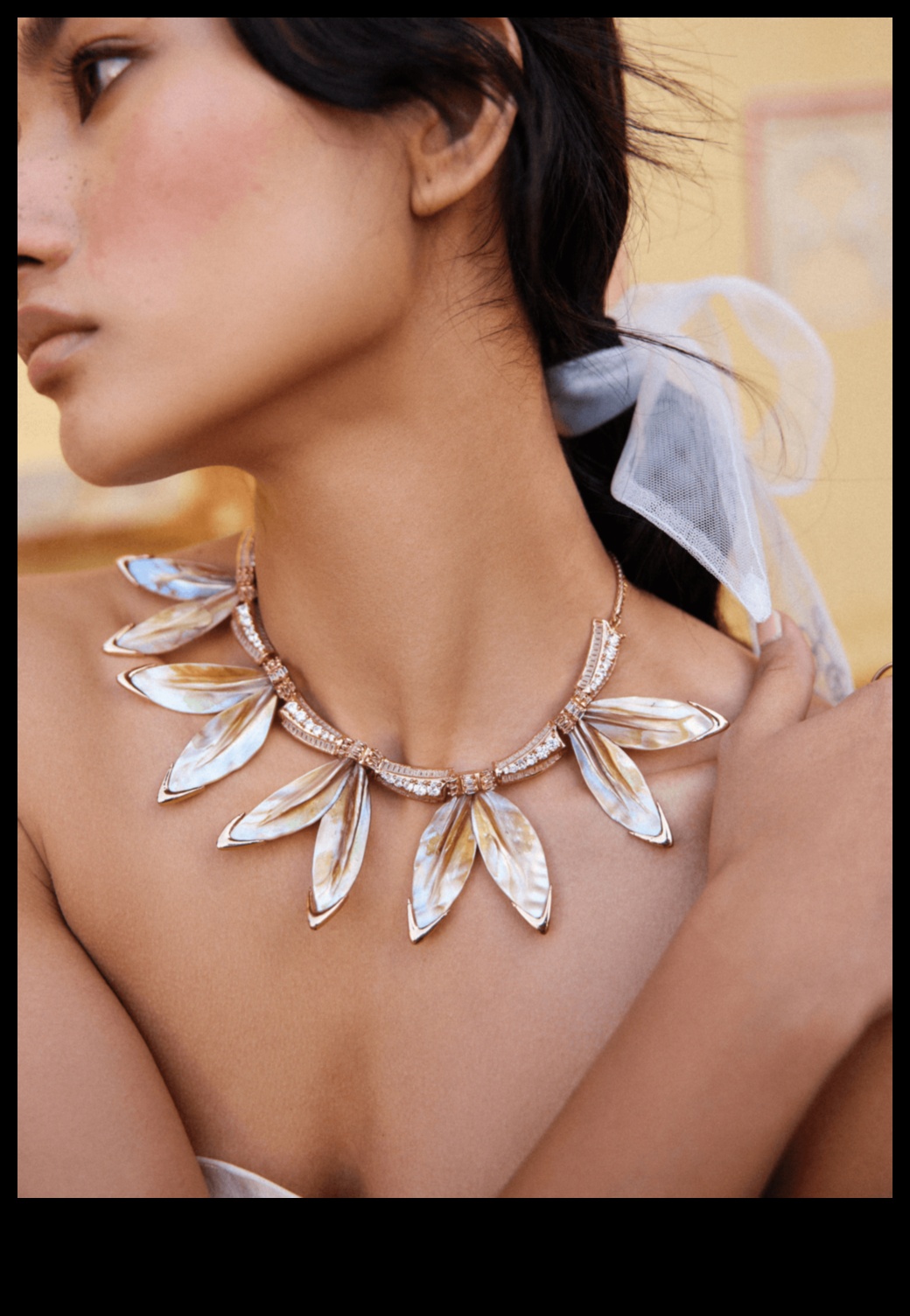 עושר מודרני מרומם את האנסמבל שלך עם שרשראות ההצהרה שלנו 1 עושר מודרני: הרם את האנסמבל שלך עם השרשראות העכשוויות שלנו