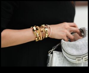 פרקי כף היד קורנים: צמידים לפאשניסטה המודרנית